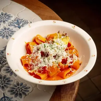 Паста с соусом из печеных перцев томатами и фетой