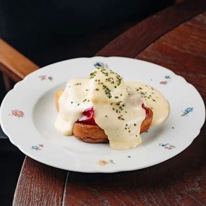 Бенедикт с лососем и авокадо