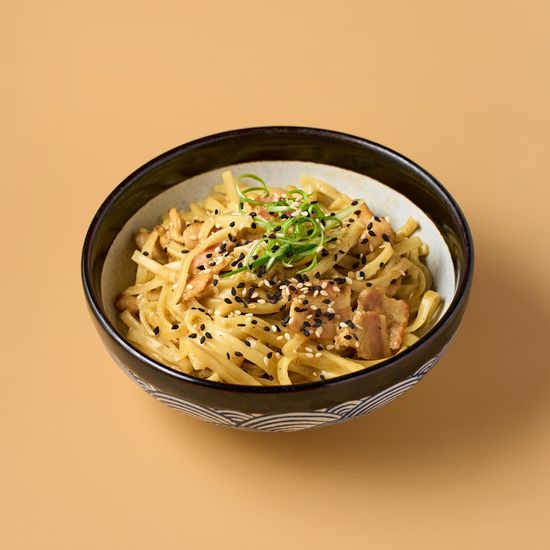 Лапша с курицей и беконом в сырном карри