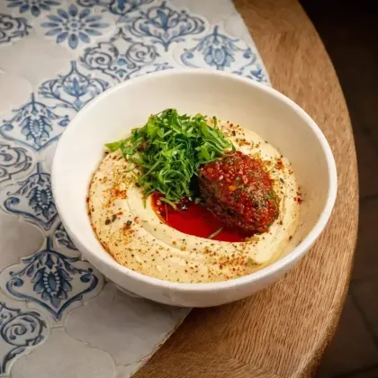 Хумус с сальсой из вяленых томатов