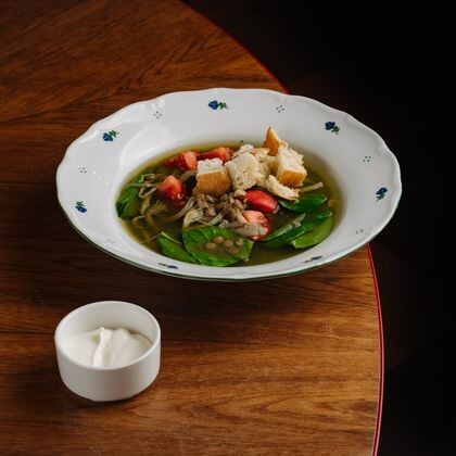 Грибной суп с чечевицей, томатами и гренками из тартина