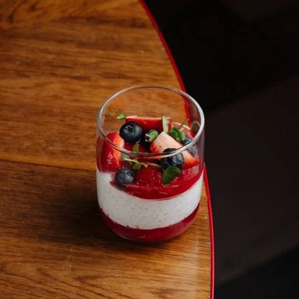 Кокосовый чиа пудинг со свежими ягодами