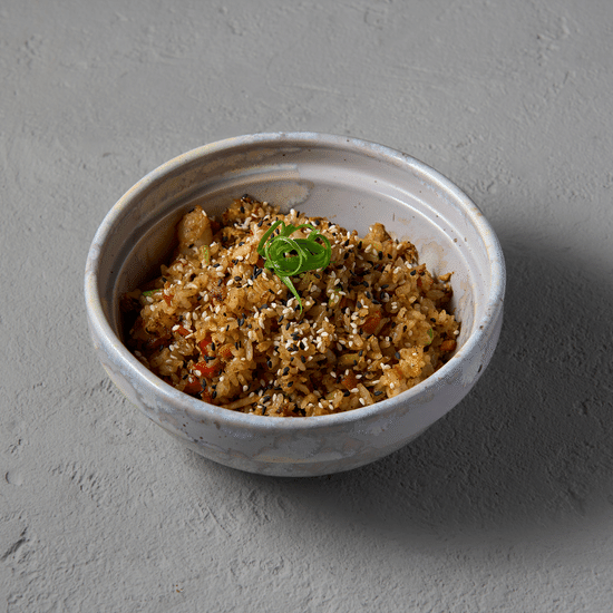 Жареный рис с курицей, креветками и овощами