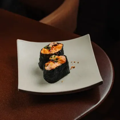 Суши гункан с лососем