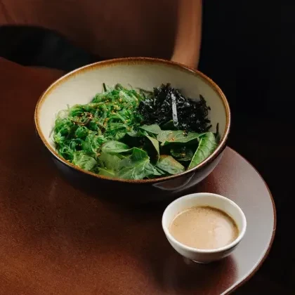 Салат с чукой и ореховой заправкой