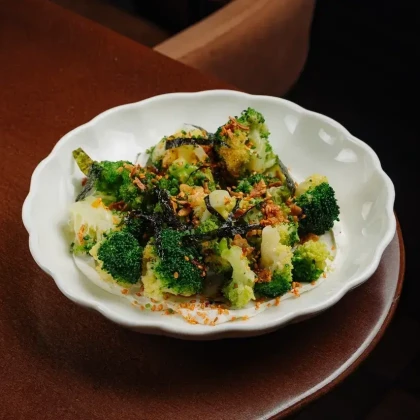 Брокколи с йогуртом и пряным соусом
