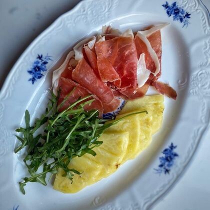 Хамон с ананасом