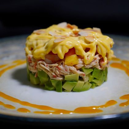 САЛАТ СО СНЕЖНЫМ КРАБОМ И АВОКАДО 150 ГР.