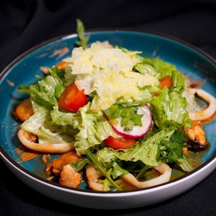 САЛАТ С МОРЕПРОДУКТАМИ С СОУСОМ ВОНГ 210 ГР.