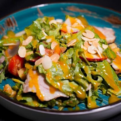 САЛАТ С КАРАМЕЛЬНОЙ УТКОЙ И МАНГО 180 ГР.