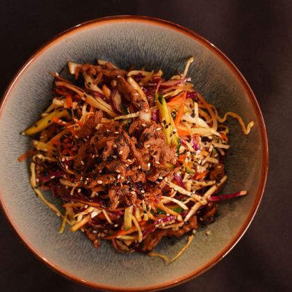 ХРУСТЯЩИЙ САЛАТ С МРАМОРНОЙ ГОВЯДИНОЙ 300 ГР