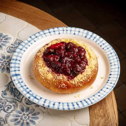 Ватрушка с патисьером и вишней