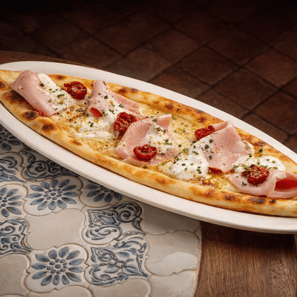 Пиде с мортаделой и страчателлой