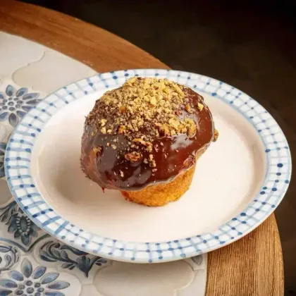 Бриошь в апельсиновом сиропе с шоколадом и пеканом