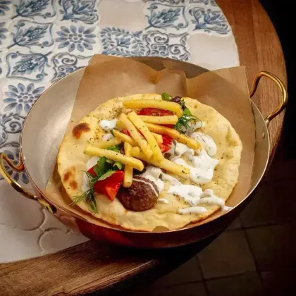 Гирос с митболами из ягненка