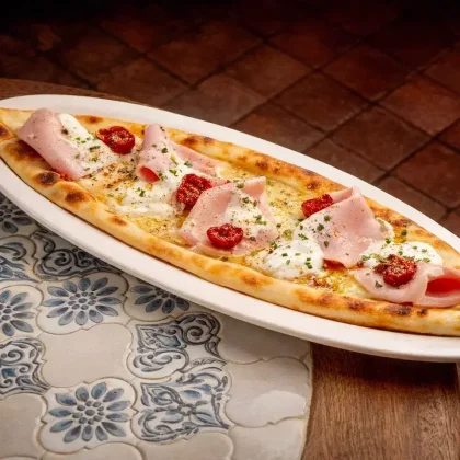 Пиде с мортаделлой и страчателлой