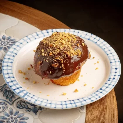 Бриошь в апельсиновом сиропе с шоколадом и пеканом