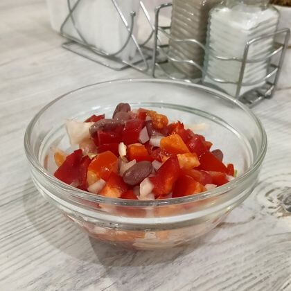 Дост. Салат с фасолью и помидорами 150гр