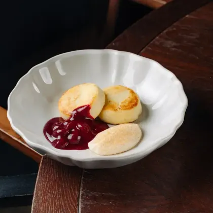 Сырники с муссом Сметана-Юдзу и вишней