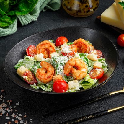Салат Цезарь с королевскими креветками