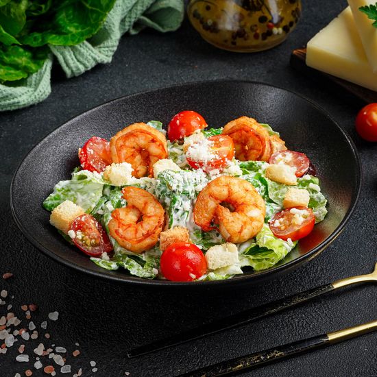 Салат Цезарь с королевскими креветками