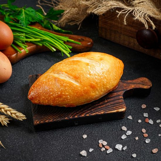 Пирожок луком и яйцом