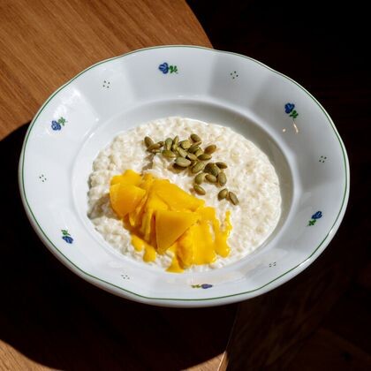 Рисовая каша на кокосовом молоке с пюре из манго