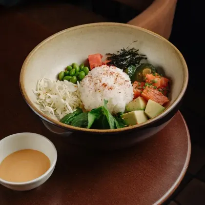 Поке с лососем и спайси понзу