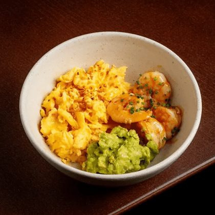 Скрембл с креветками, авокадо