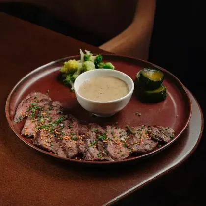 Скерт-стейк, брокколи, перечный соус, битые огурцы