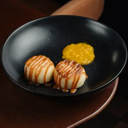 Сырники, ганаш из белого шоколада , манго