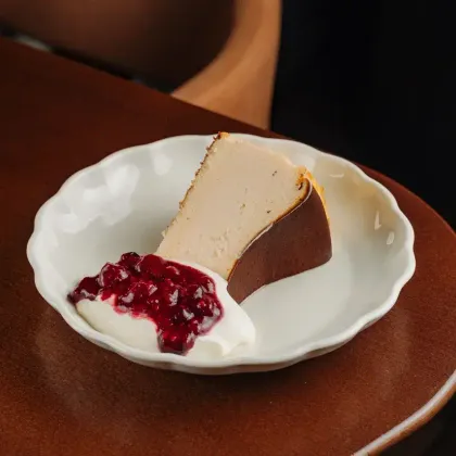 Баскский чизкейк с ягодным компоте