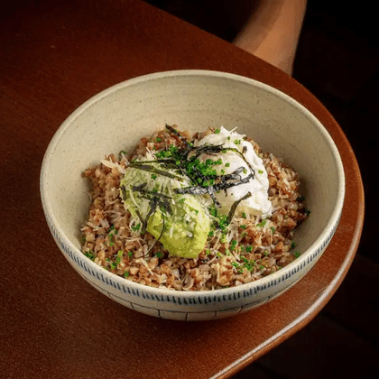 Гречневая каша с авокадо и яйцом пашот