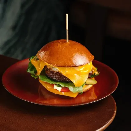 Бургер с говядиной, глазунья