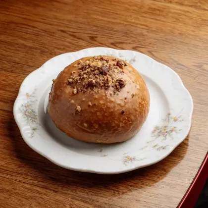 Бриошь в апельсиновом сиропе с шоколадом и пеканом