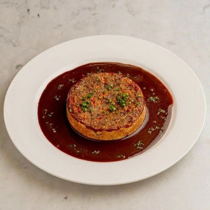 Пирог с томлёным ягнёнком и соусом порто