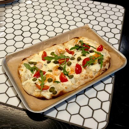 Пицца с креветками и рукколой