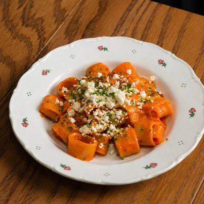 Паста с соусом из печеных перцев, томатами и фетой