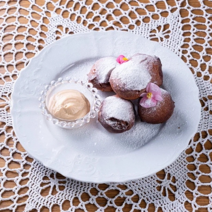 Пышки с соусом из вареной сгущенки