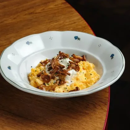 Скрембл с лисичками, трюфельным маслом и страчателлой