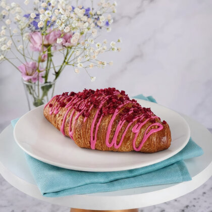 Круассан с малиной