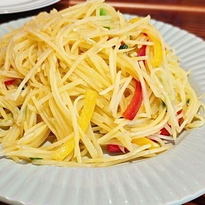 Картофельная соломка с чесноком