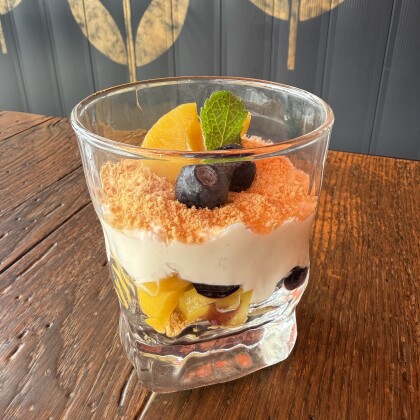 Десерт творожный с персиком и клубникой