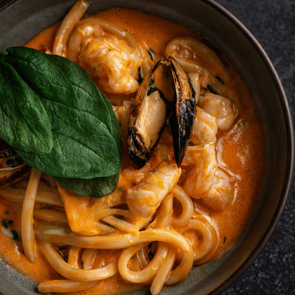 Лапша пшеничная с морепродуктами в сливочно-томатном соусе