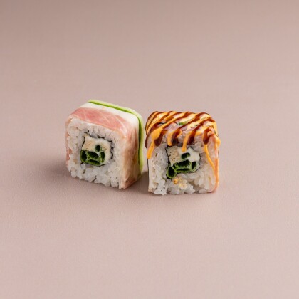 Ролл с беконом и огурцом