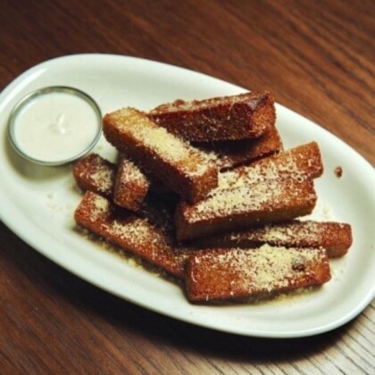 Гренки с чесночным соусом