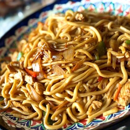 Жареная лапша с курицей
