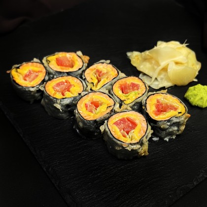 Ролл «Радужный лосось» жареный