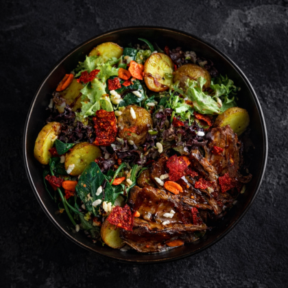 Теплый салат с печеным картофелем и томленой телятиной