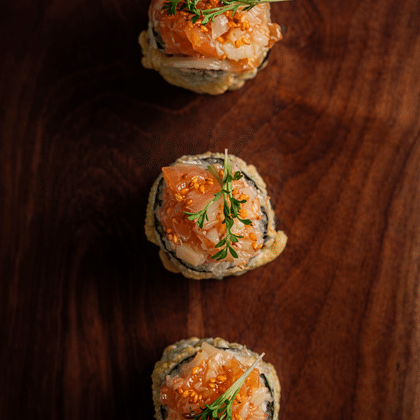 Горячий тар-тар ролл с лососем, креветкой и авокадо